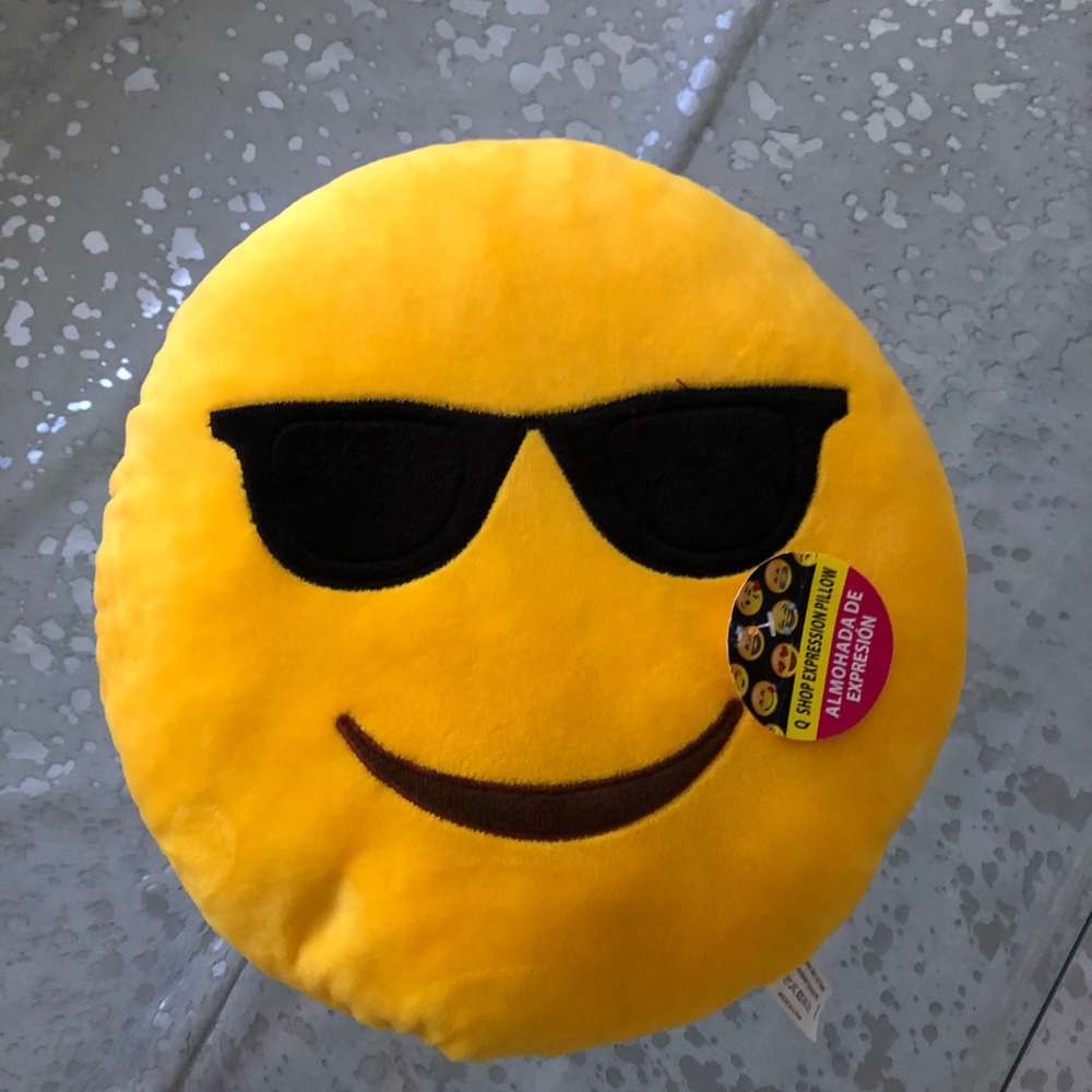 NWT CoolGlasses Emoji Pillow 12.5 Smiley Emoticon.